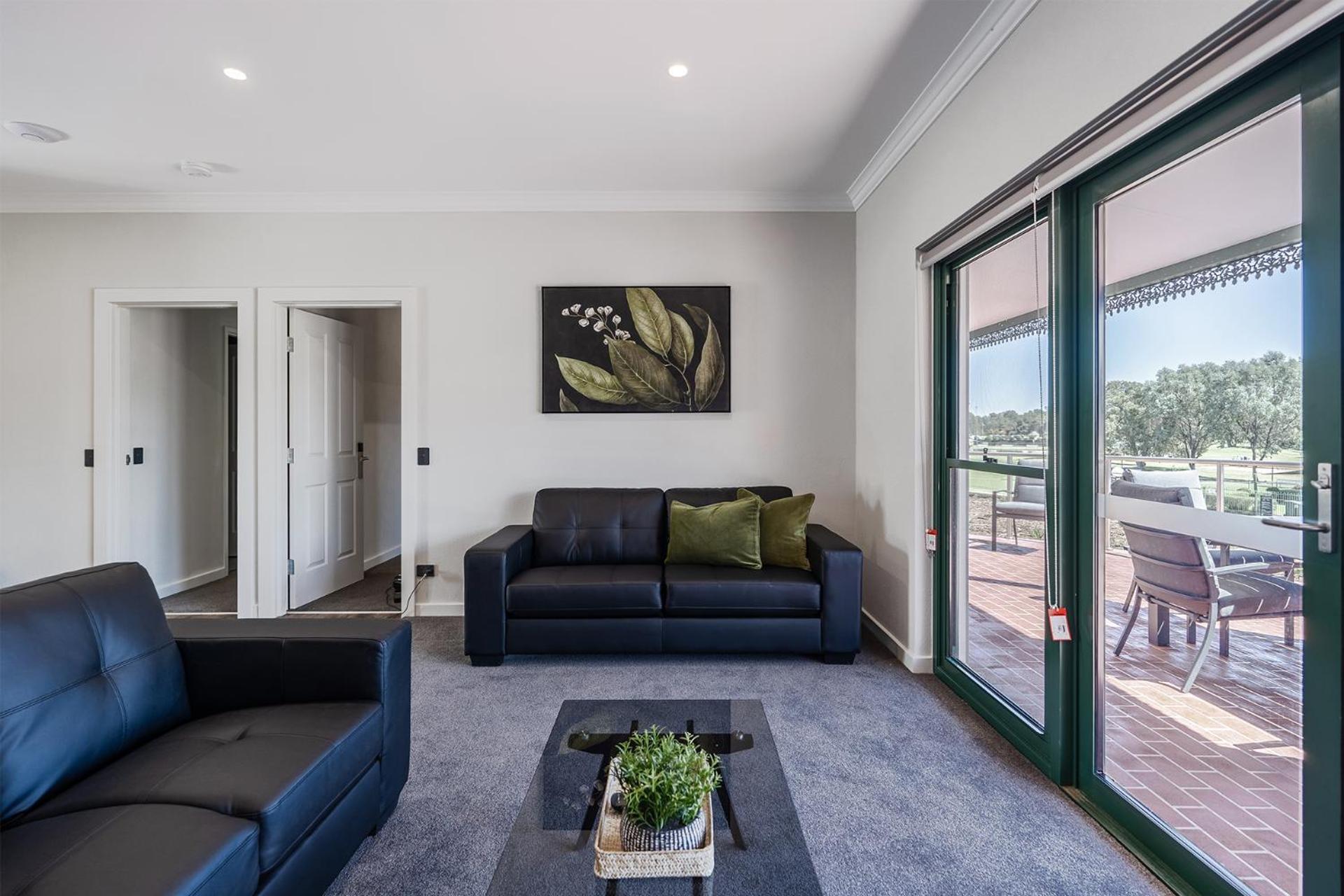 מלון Yarrawonga Mulwala Golf Club מראה חיצוני תמונה A living room with a large sliding door