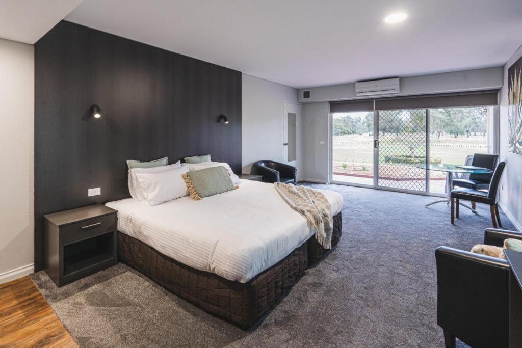 מלון Yarrawonga Mulwala Golf Club מראה חיצוני תמונה A suite at the hotel