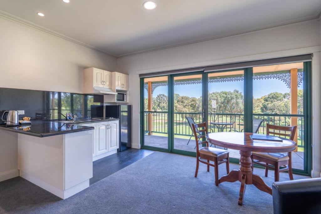 מלון Yarrawonga Mulwala Golf Club מראה חיצוני תמונה A typical apartment at the resort
