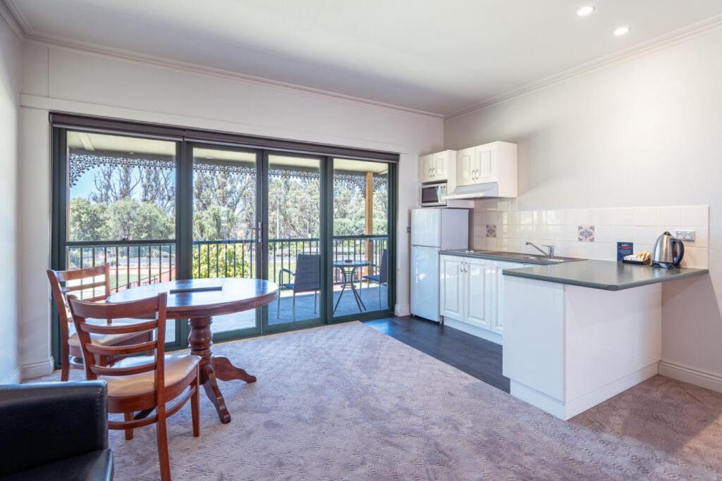 מלון Yarrawonga Mulwala Golf Club מראה חיצוני תמונה A typical apartment at the University of Western Australia