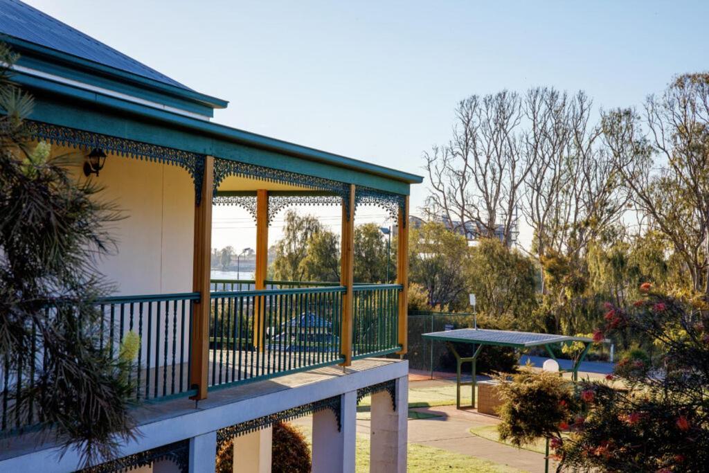 מלון Yarrawonga Mulwala Golf Club מראה חיצוני תמונה The verandah of the house