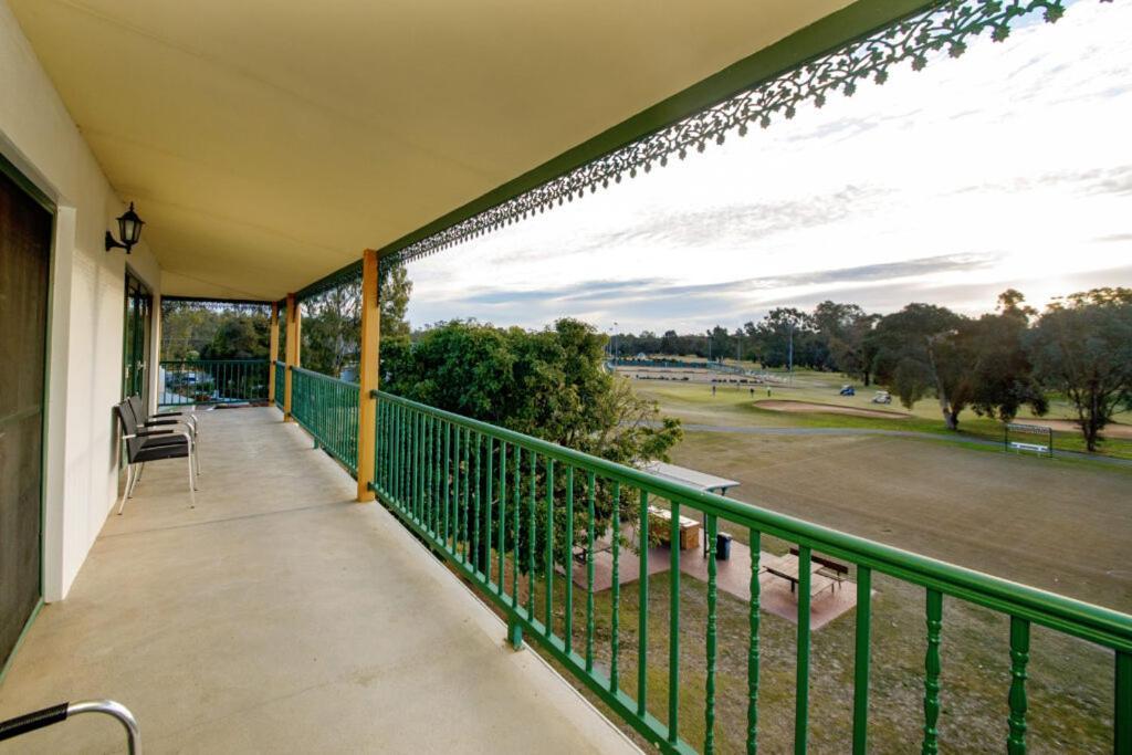מלון Yarrawonga Mulwala Golf Club מראה חיצוני תמונה A balcony at the Adelaide Oval