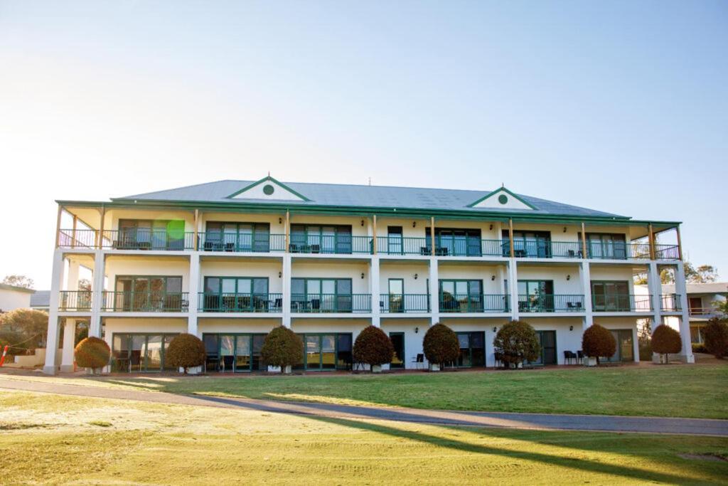 מלון Yarrawonga Mulwala Golf Club מראה חיצוני תמונה The clubhouse at the Links Lady Bay Golf Course