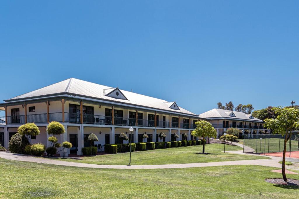 מלון Yarrawonga Mulwala Golf Club מראה חיצוני תמונה The school's main building