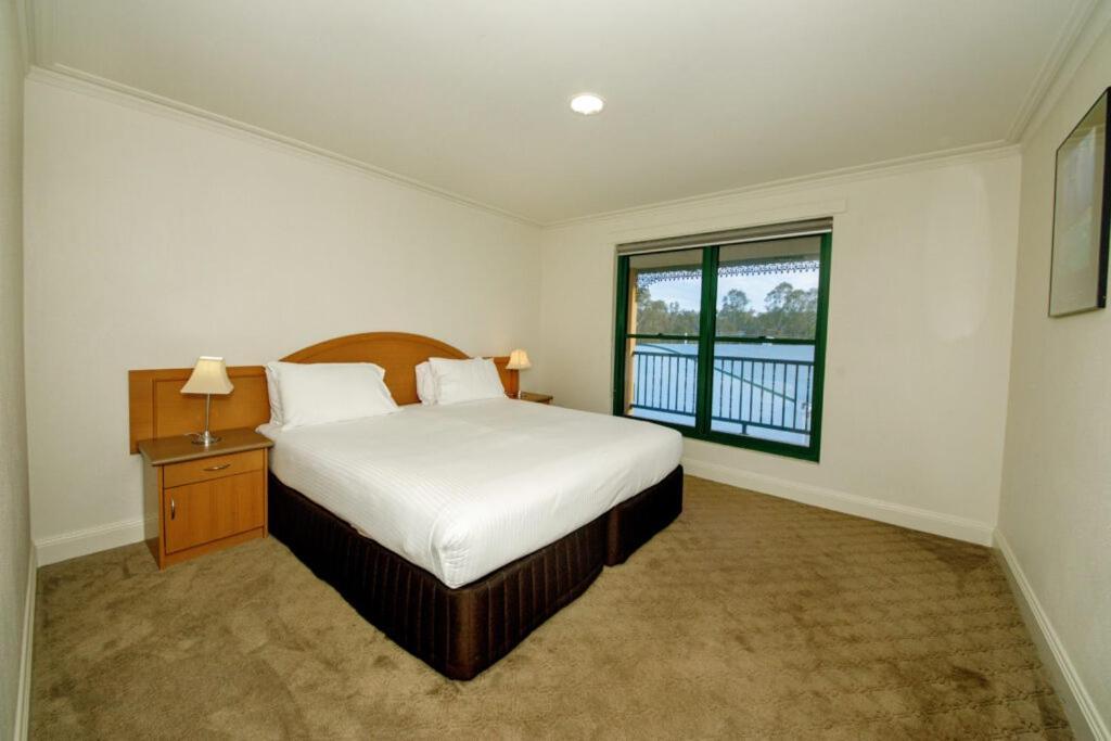 מלון Yarrawonga Mulwala Golf Club מראה חיצוני תמונה A bedroom at the hotel