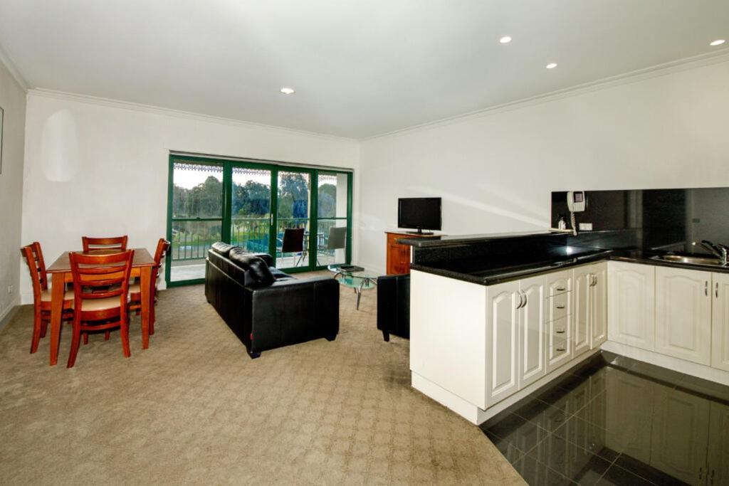 מלון Yarrawonga Mulwala Golf Club מראה חיצוני תמונה A typical apartment at the Village