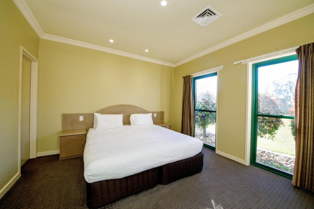 מלון Yarrawonga Mulwala Golf Club מראה חיצוני תמונה A typical bedroom at the hotel