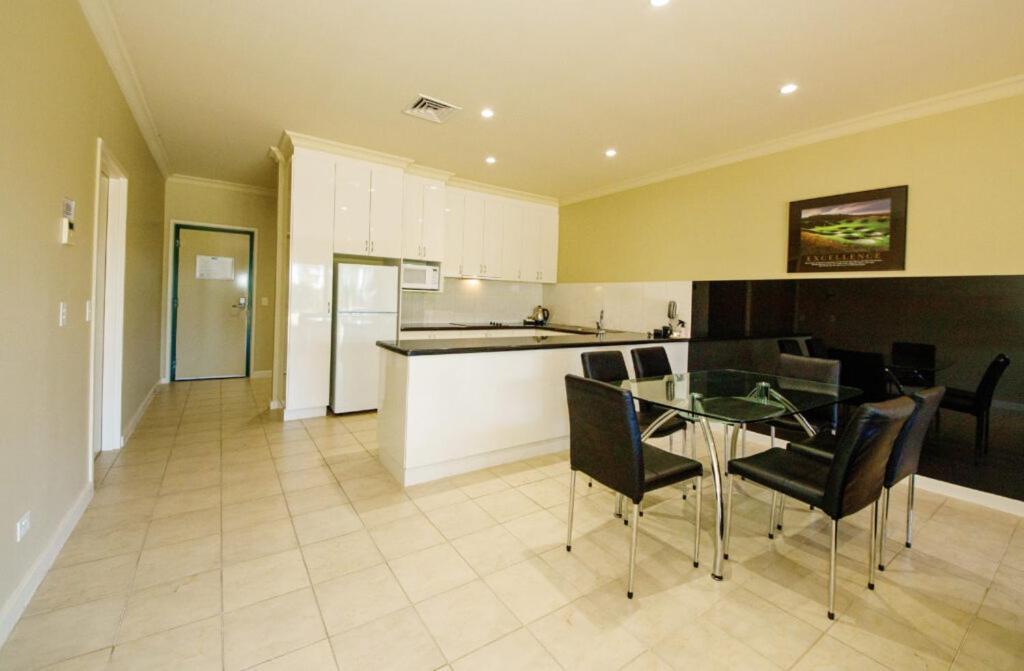 מלון Yarrawonga Mulwala Golf Club מראה חיצוני תמונה A kitchen in a typical apartment