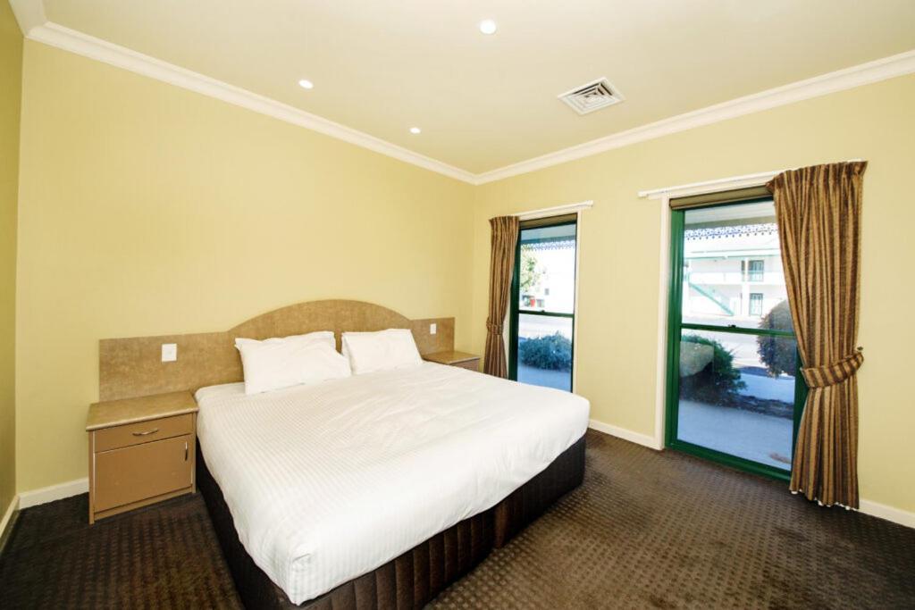 מלון Yarrawonga Mulwala Golf Club מראה חיצוני תמונה A bedroom at the hotel