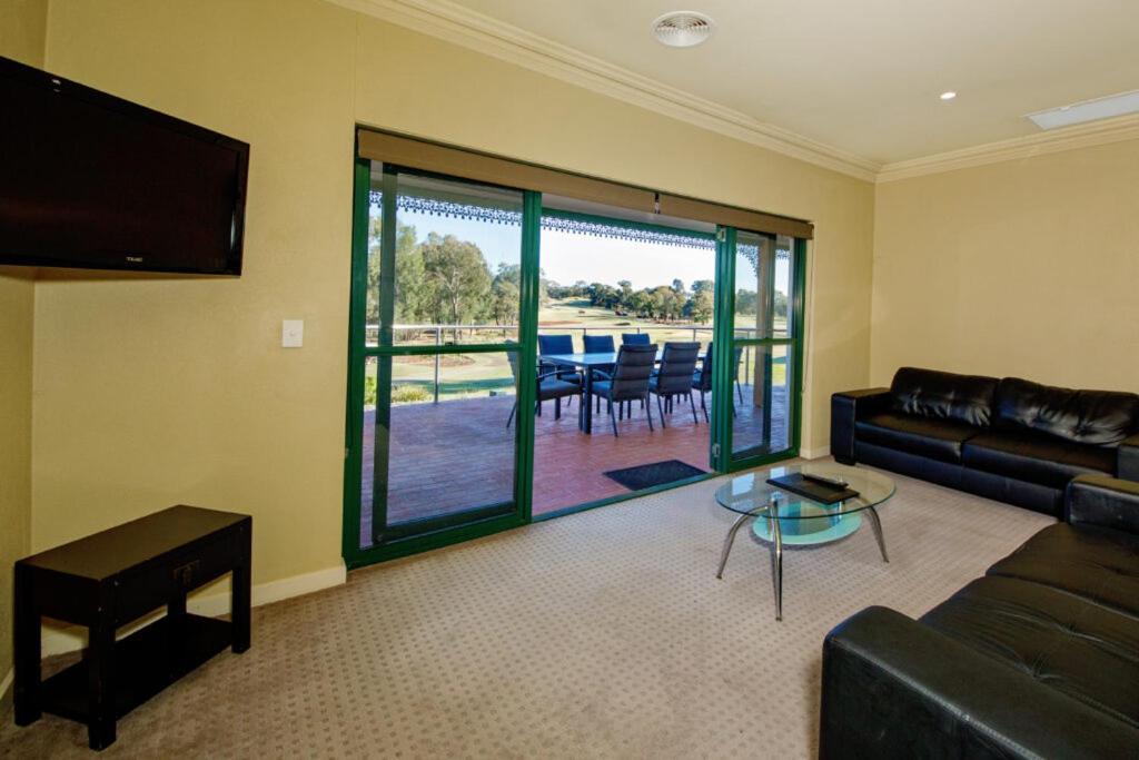 מלון Yarrawonga Mulwala Golf Club מראה חיצוני תמונה Living room with a view of the golf course