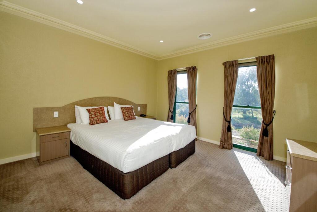 מלון Yarrawonga Mulwala Golf Club מראה חיצוני תמונה A bedroom at the hotel