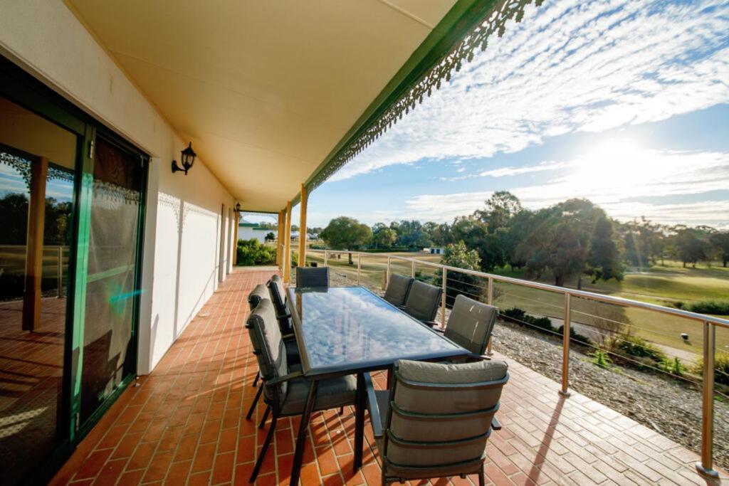 מלון Yarrawonga Mulwala Golf Club מראה חיצוני תמונה A balcony in Australia