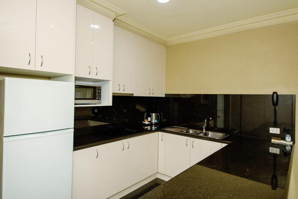 מלון Yarrawonga Mulwala Golf Club מראה חיצוני תמונה A typical kitchen in a student apartment