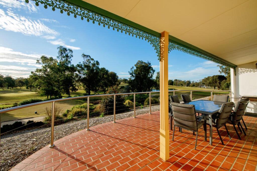 מלון Yarrawonga Mulwala Golf Club מראה חיצוני תמונה Clubhouse balcony