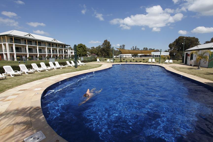 מלון Yarrawonga Mulwala Golf Club מראה חיצוני תמונה The pool at the Club Hotel