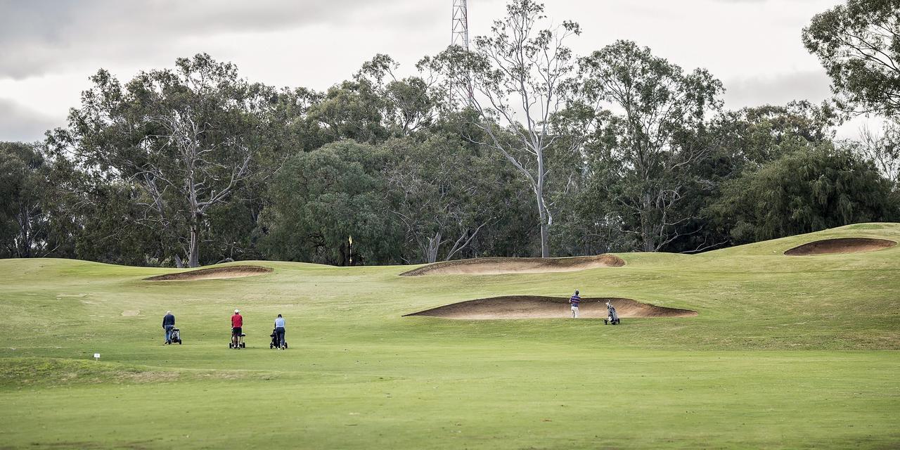 מלון Yarrawonga Mulwala Golf Club מראה חיצוני תמונה Golfers at the 2011 Australian PGA Championship