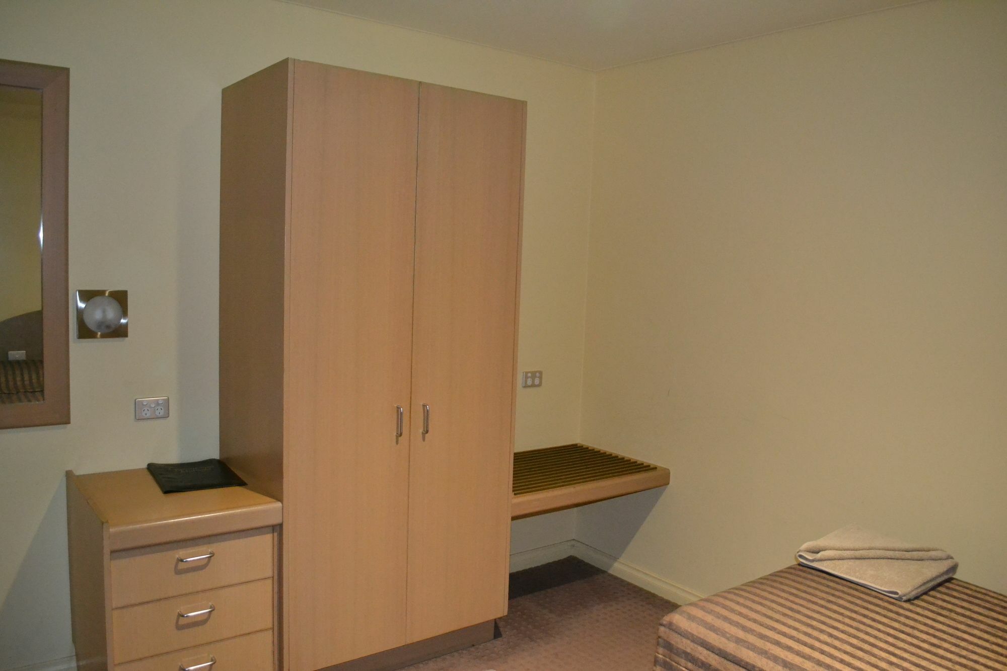 מלון Yarrawonga Mulwala Golf Club מראה חיצוני תמונה A typical bedroom in the halls of residence